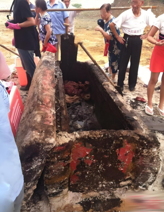 回顾:夫妻抛下女儿自杀,25年后女儿不顾反对开棺,完成父母遗愿