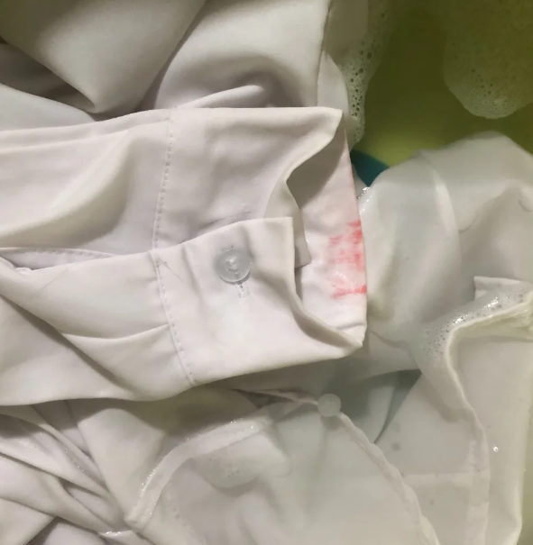 老公出轨被发现,问我怎么知道的,我:看看你衬衫上的口红印记