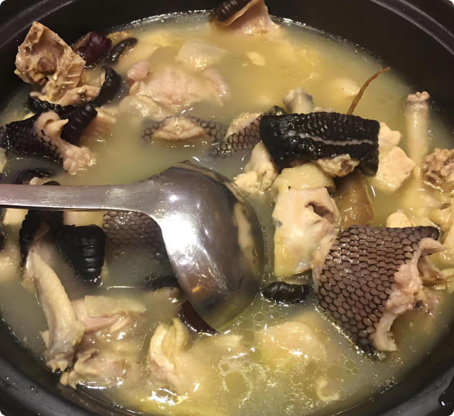 故事:婆婆每周给我送碗蛇汤,有次我喝不下给小狗,隔日清晨懵了