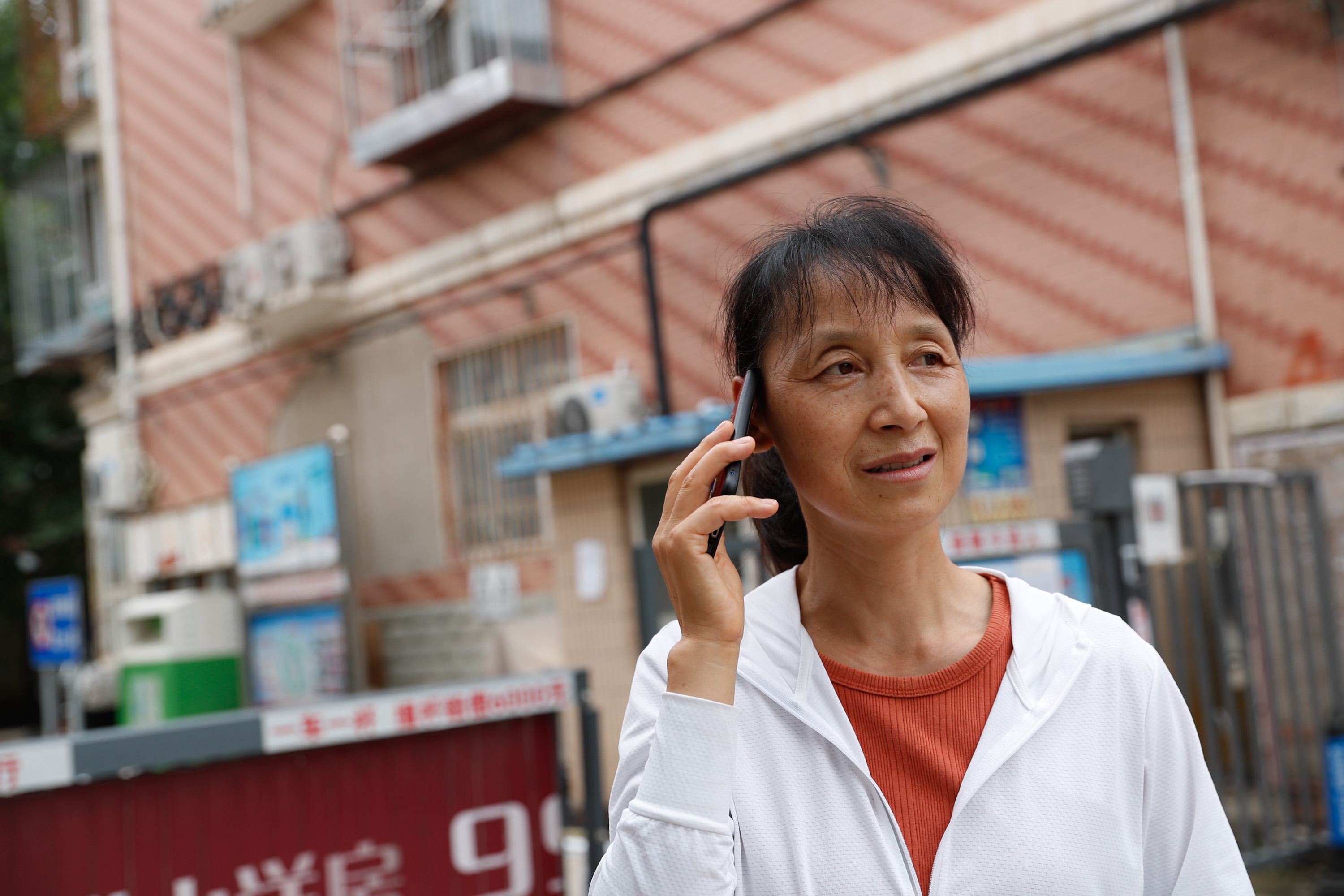 我妈站在天台哭着给我打电话:你小姨撞了人,你去顶罪,不然我就跳下去