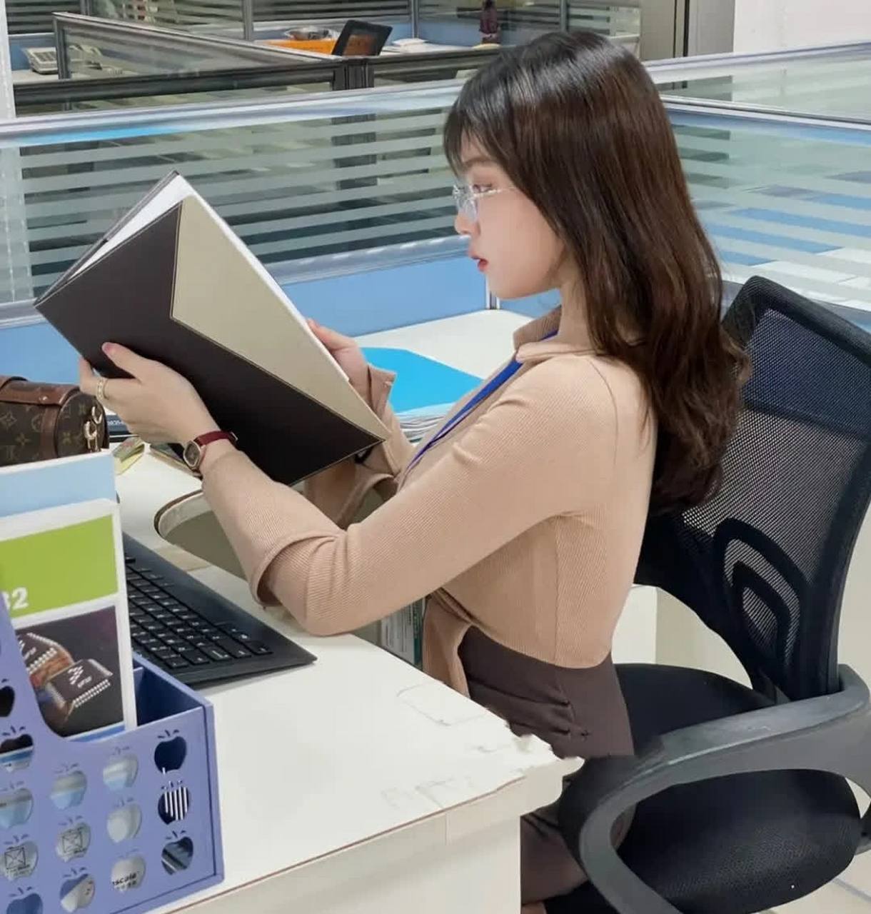 我正在加班,男友突然发来消息:已有女友,互删谢谢!