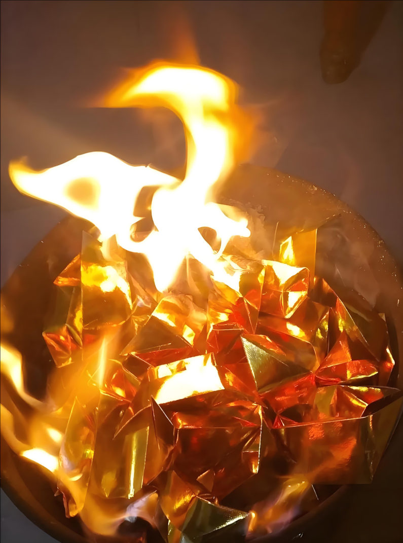 孟婆:上坟烧纸比烧元宝好,给亲人上坟烧这三种纸,儿女消灾解难