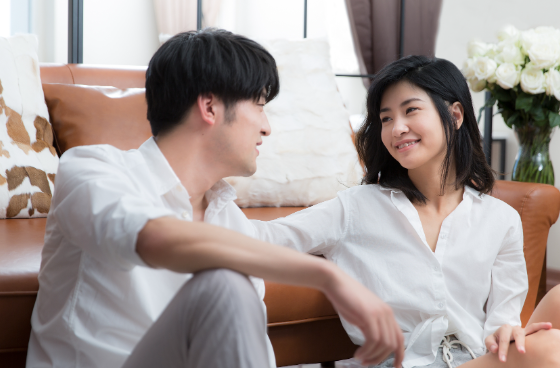 找伞时翻出的老照片,让我看清,枕边人藏了二十年的愧疚