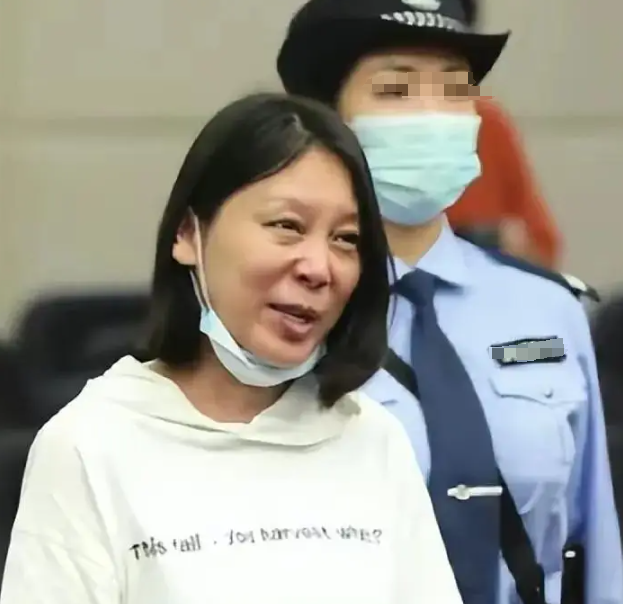 2023年劳荣枝死刑执行,被送上行刑车,行刑前花容失色,浑身发抖