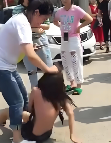 回顾:湖南女子当街砍小三32刀,判死刑后说了9个字,丈夫当场崩溃