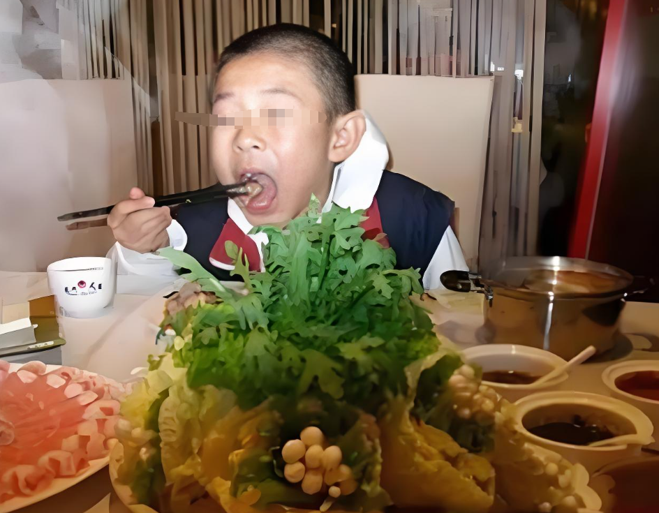 回顾:广州10岁熊孩子吃火锅闹翻天,器官被掏出,哀嚎持续2小时