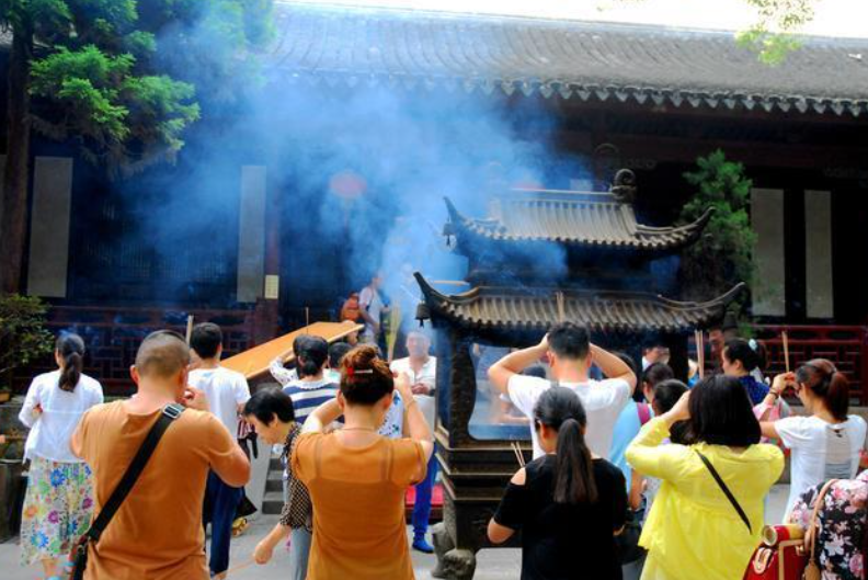 虚构:女性去寺庙拜佛,规矩要遵守,三件事尽量不要做