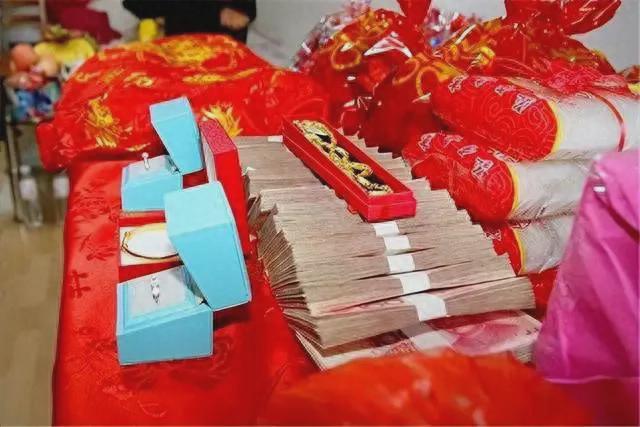 故事:21年一女子结婚时娘家要30万彩礼,只陪嫁888元,崩溃了