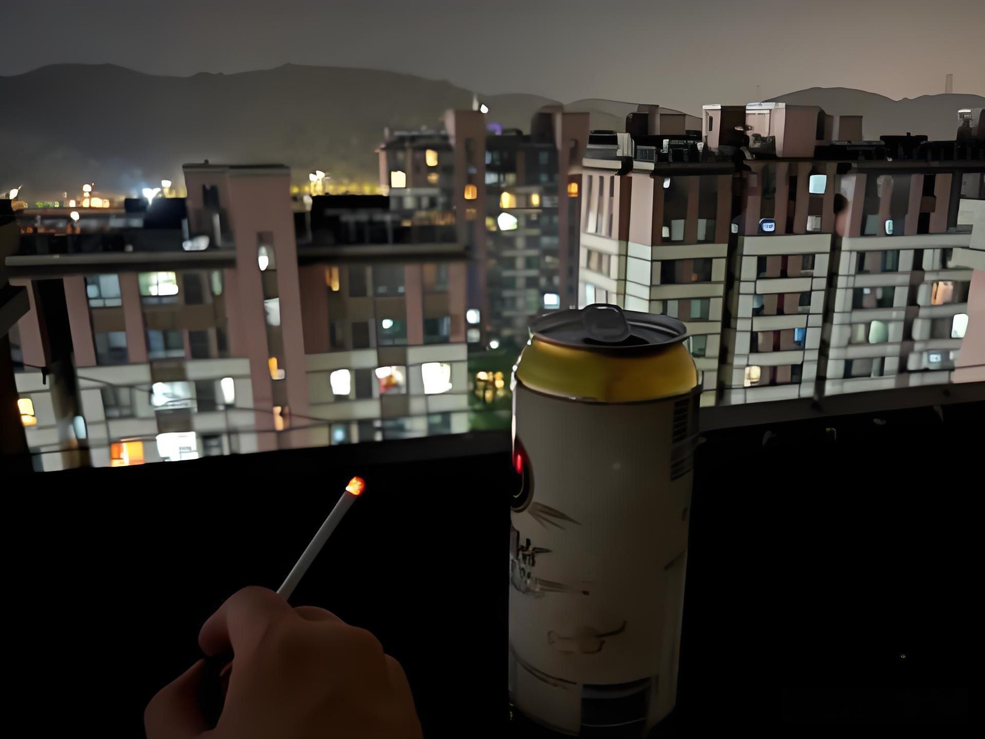 晚上十点,楼下邻居在业主群艾特我,骂我阳台抽烟没素质,说他家晾的