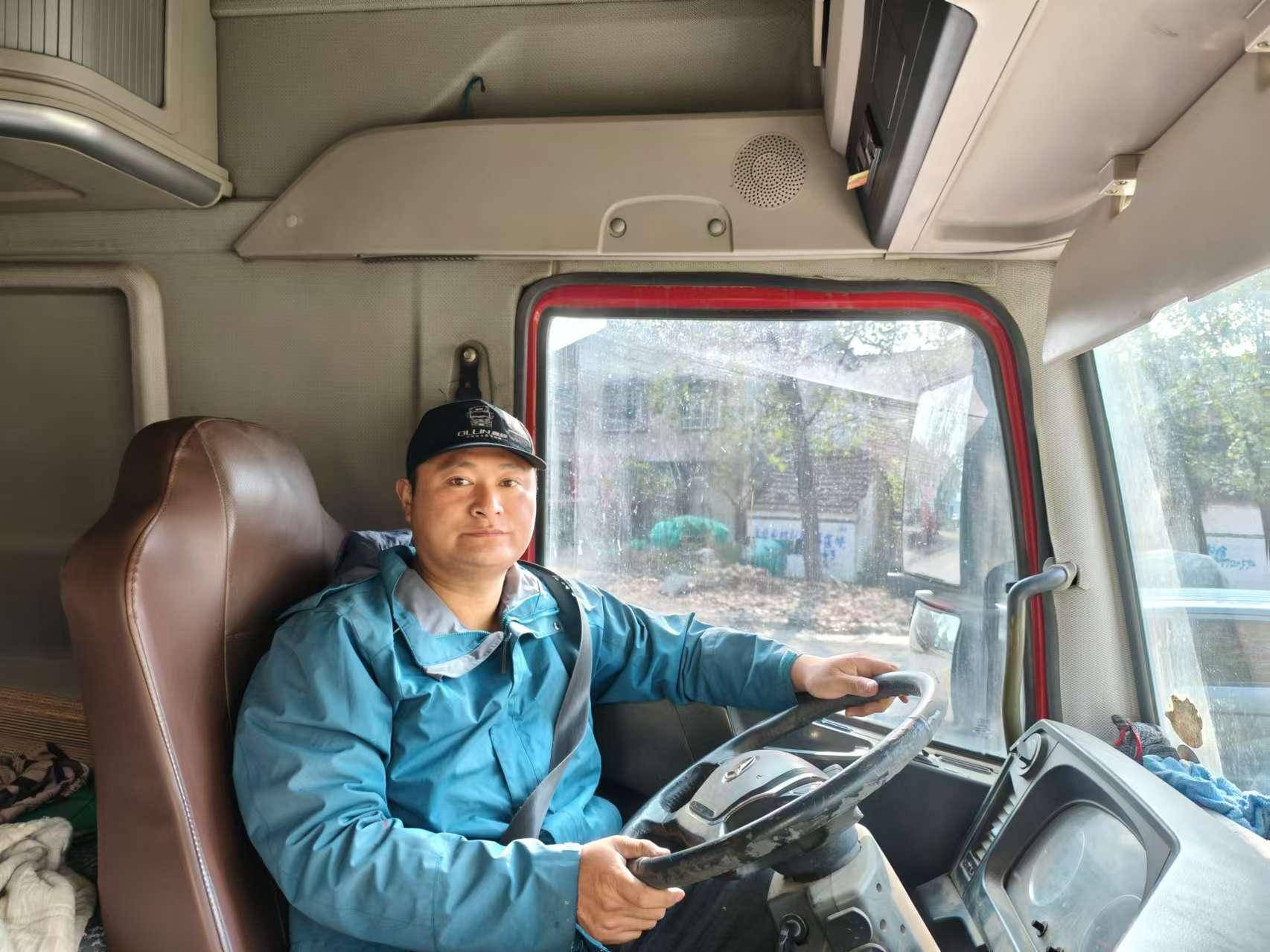 爸爸是长途卡车司机,我在卧铺的储物箱里翻零食,却