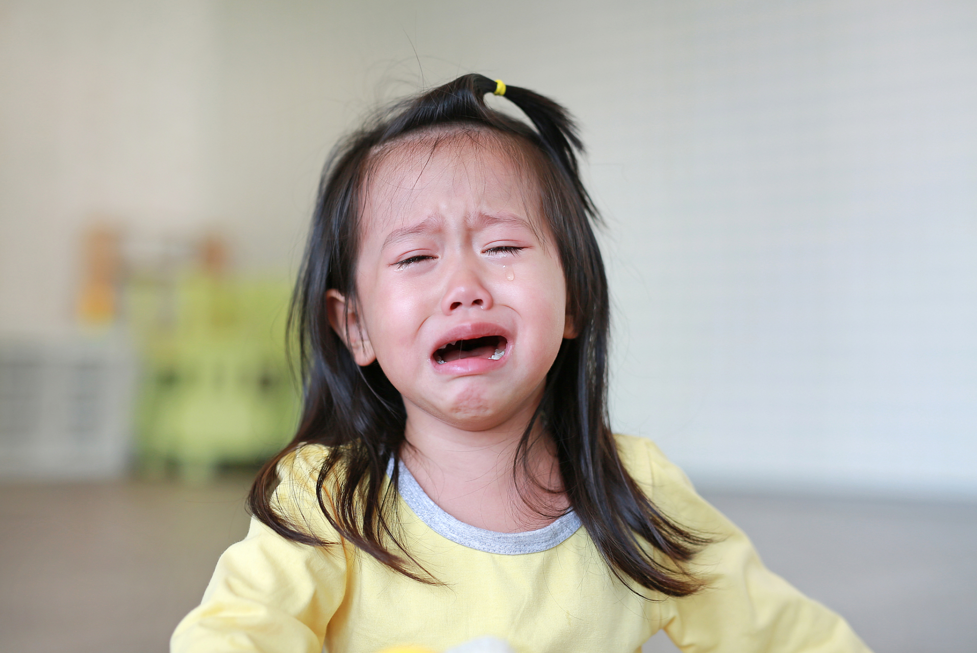 傍晚,女儿因为要看电视,一直哭闹,我嫌女儿太吵把她