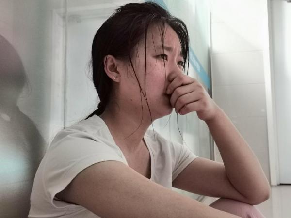 嫂子从我房间跑出,怀孕的她哭着骂我禽兽,哥哥要动手我爸抄棍,我边躲