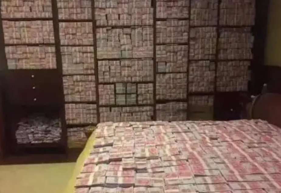 案例:四川一豪宅没人居住,男子半夜潜入,看到地下室堆满1亿现金