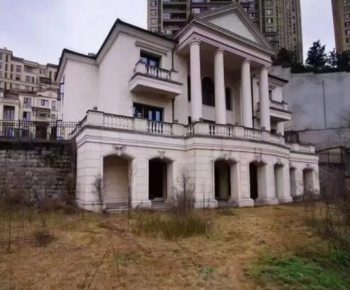 案例:四川一豪宅没人居住,男子半夜潜入,看到地下室堆满1亿现金