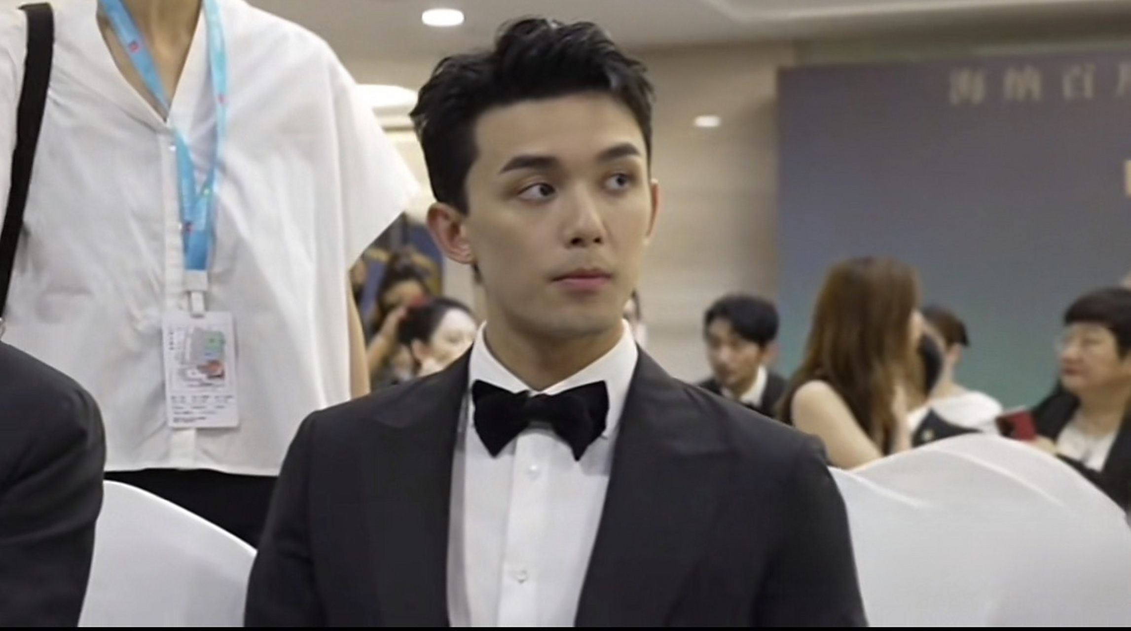 胡歌与吴磊他俩虽长得不像,但给人的感觉好像啊[捂脸]我想知道吴磊叫