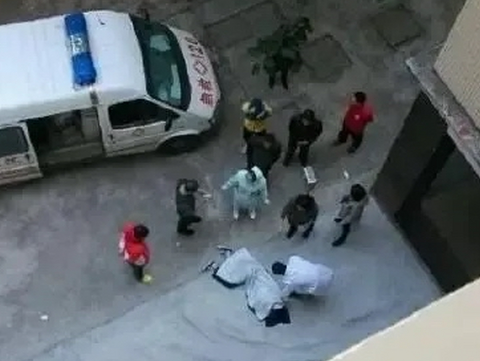 14岁男孩被母亲扇耳光后跳楼,一年后,妈妈也离开了