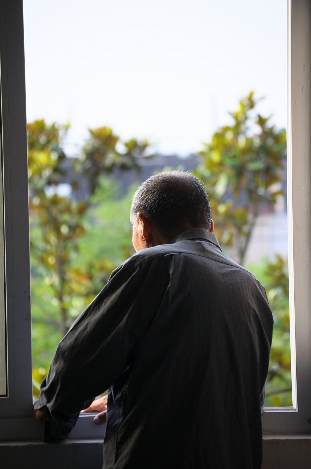 爸妈aa制生活40年,我妈临终前把钱全给了我,我看到账户后愣住了