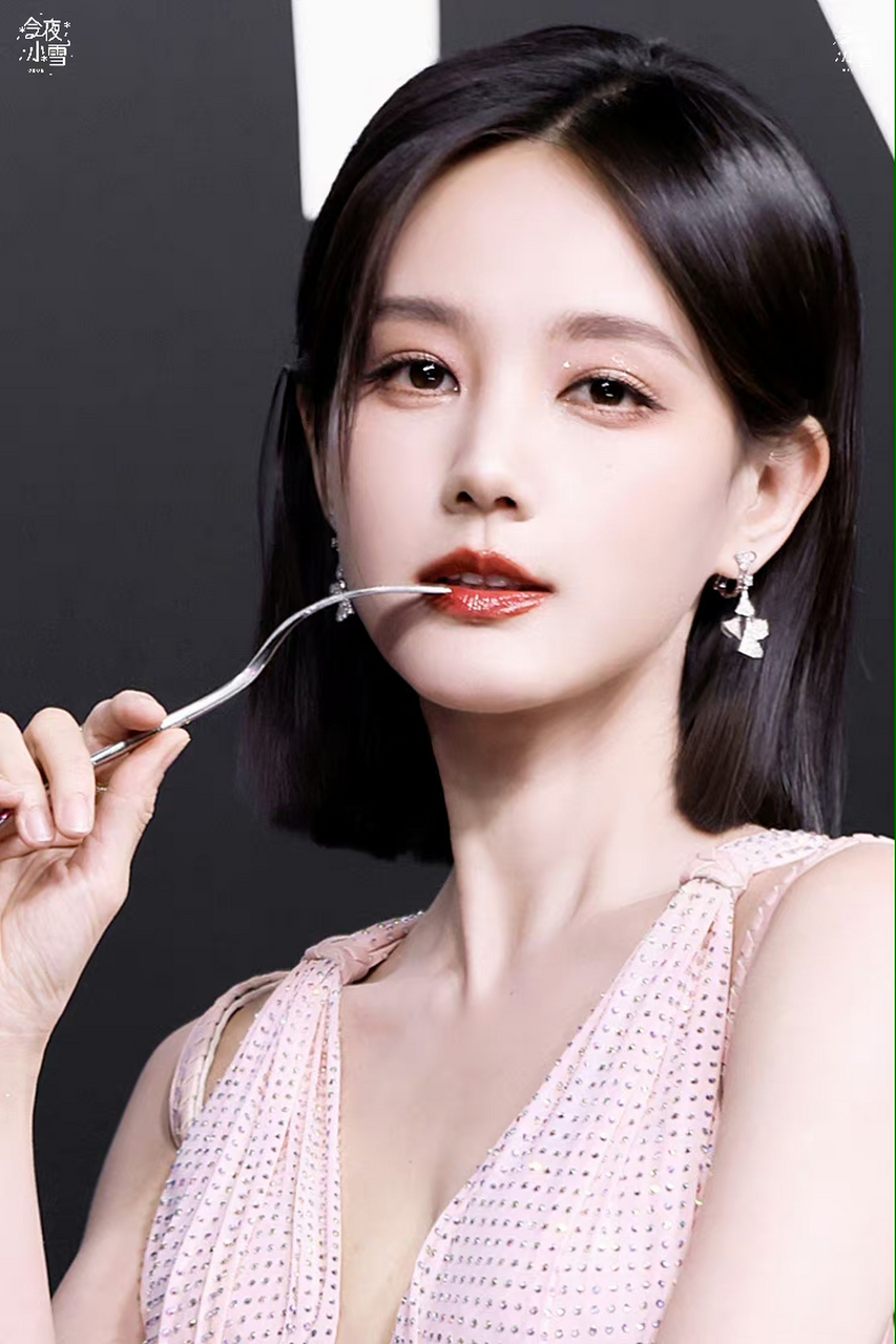 2023gq智族红毯 李一桐一袭粉色纱裙,性感冷艳 拿着叉子摆造型也很可