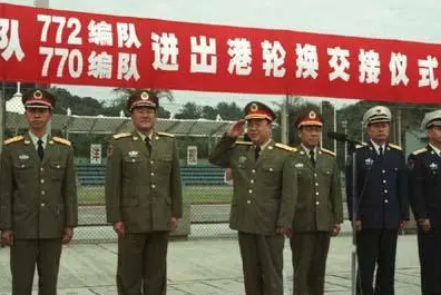 历任驻港部队司令员中,有几人晋升为上将军衔?