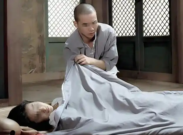 故事:女子去寺庙求子,住持师傅诊出患有寒症,需用独门金刚功治疗