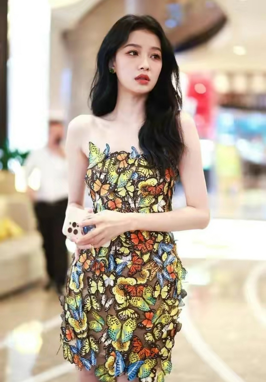孙怡穿蝴蝶抹胸裙美艳惊人 肌肤雪白大秀香肩锁骨
