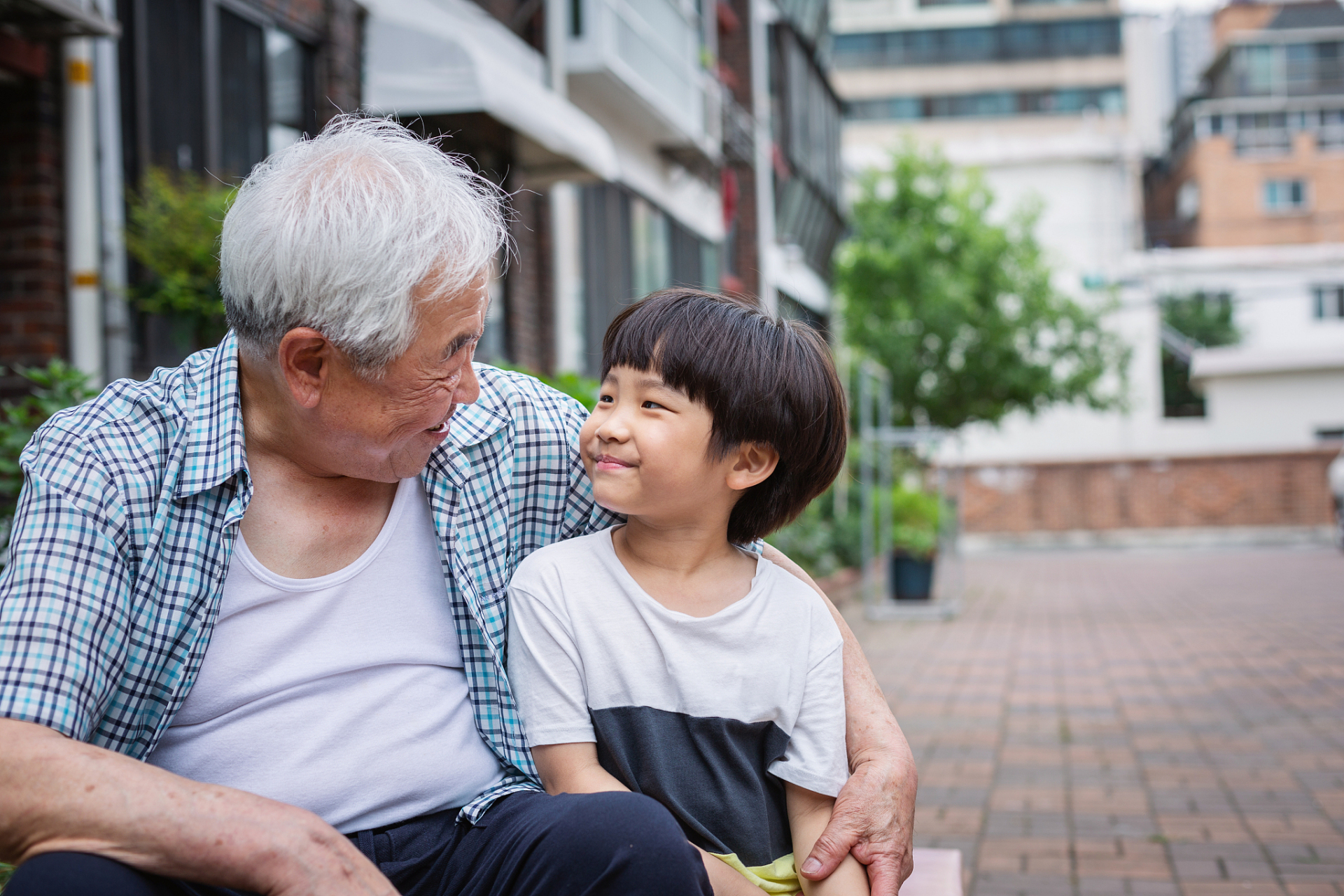带病坚持接送外孙证明自己,住院花光积蓄才明白自己错的多离谱