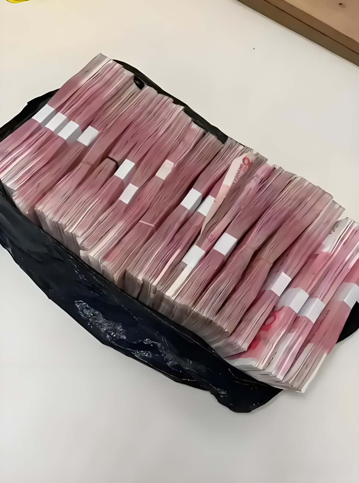 半夜醒来,意外发现窗边有人在聊天:桥底藏着一袋钱,可舍友摸完钱后我