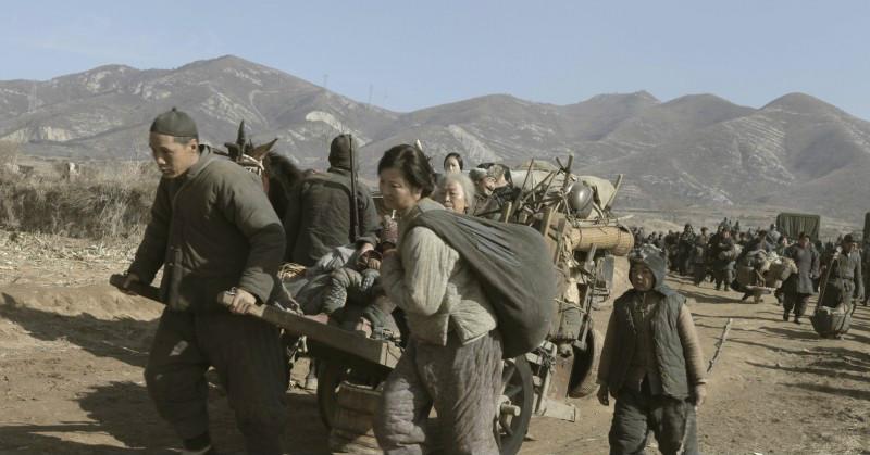 逃荒路上,好心人给了我最后的黄豆,天亮后我才发现他啃了一路树皮