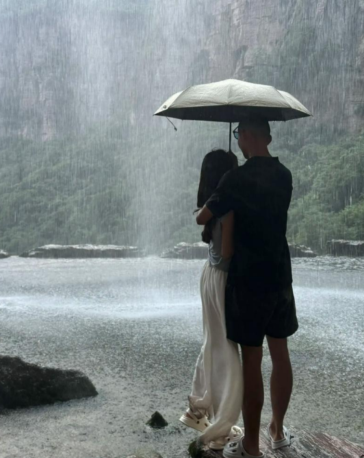 我和男闺蜜在雨中拥抱,这一幕被老公的行车记录仪拍下,成了离婚的铁证