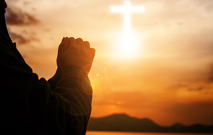 躺着祷告会得罪主吗?圣经这3处经文明令禁止,每个信徒请注意