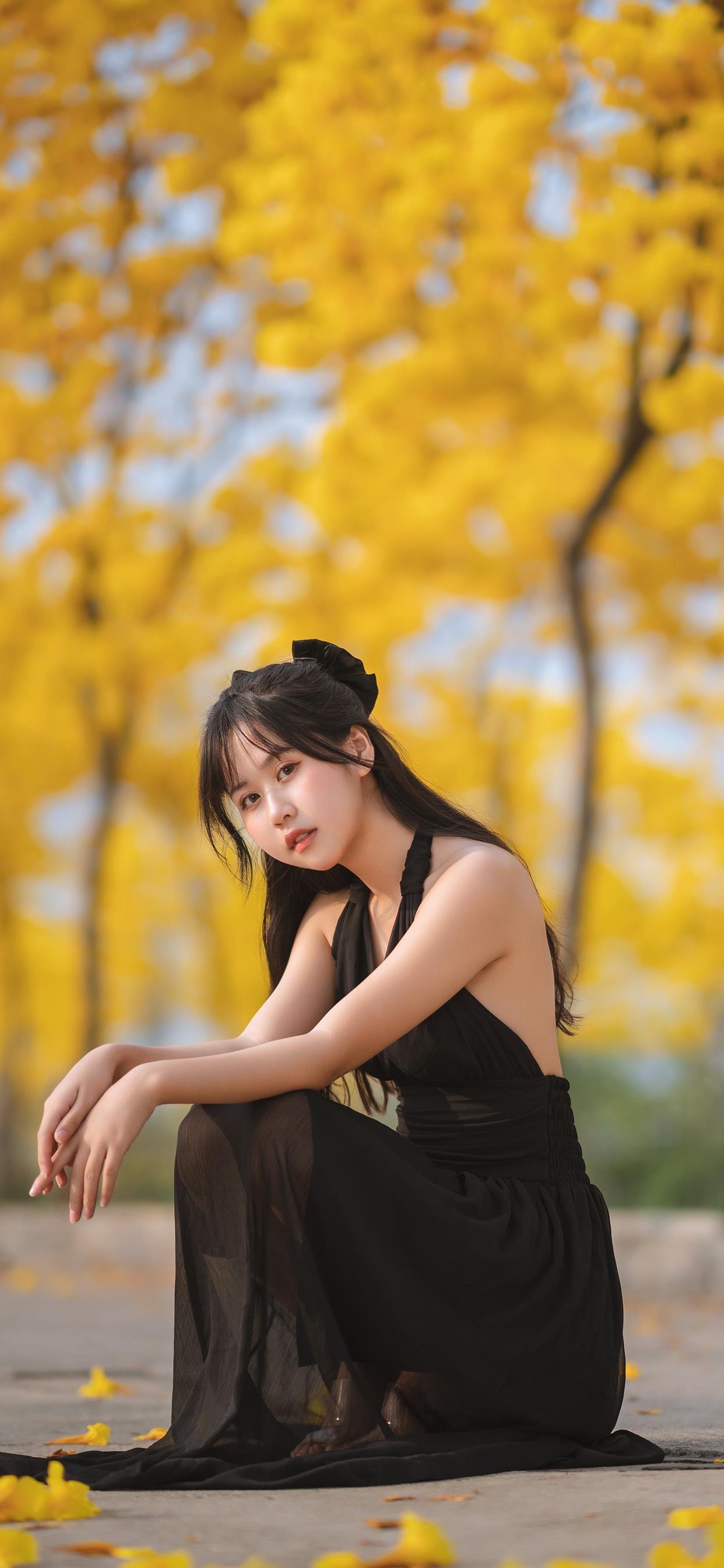 超清美女手机壁纸:轻纱黑丝连衣裙美少女,身材凸显好漂亮