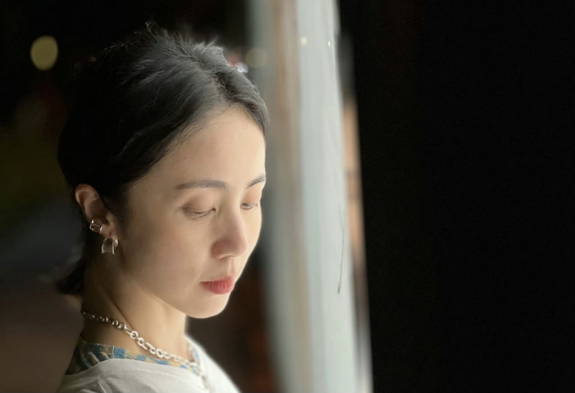 45岁孙莉近照状态,自嘲"皱纹白发一样都不能少",自然老去也很美!