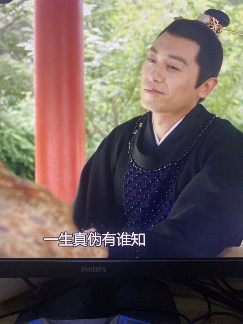 赠君一法决狐疑,不用钻龟与祝蓍. 试玉要烧三日满,辨材须待七年期.