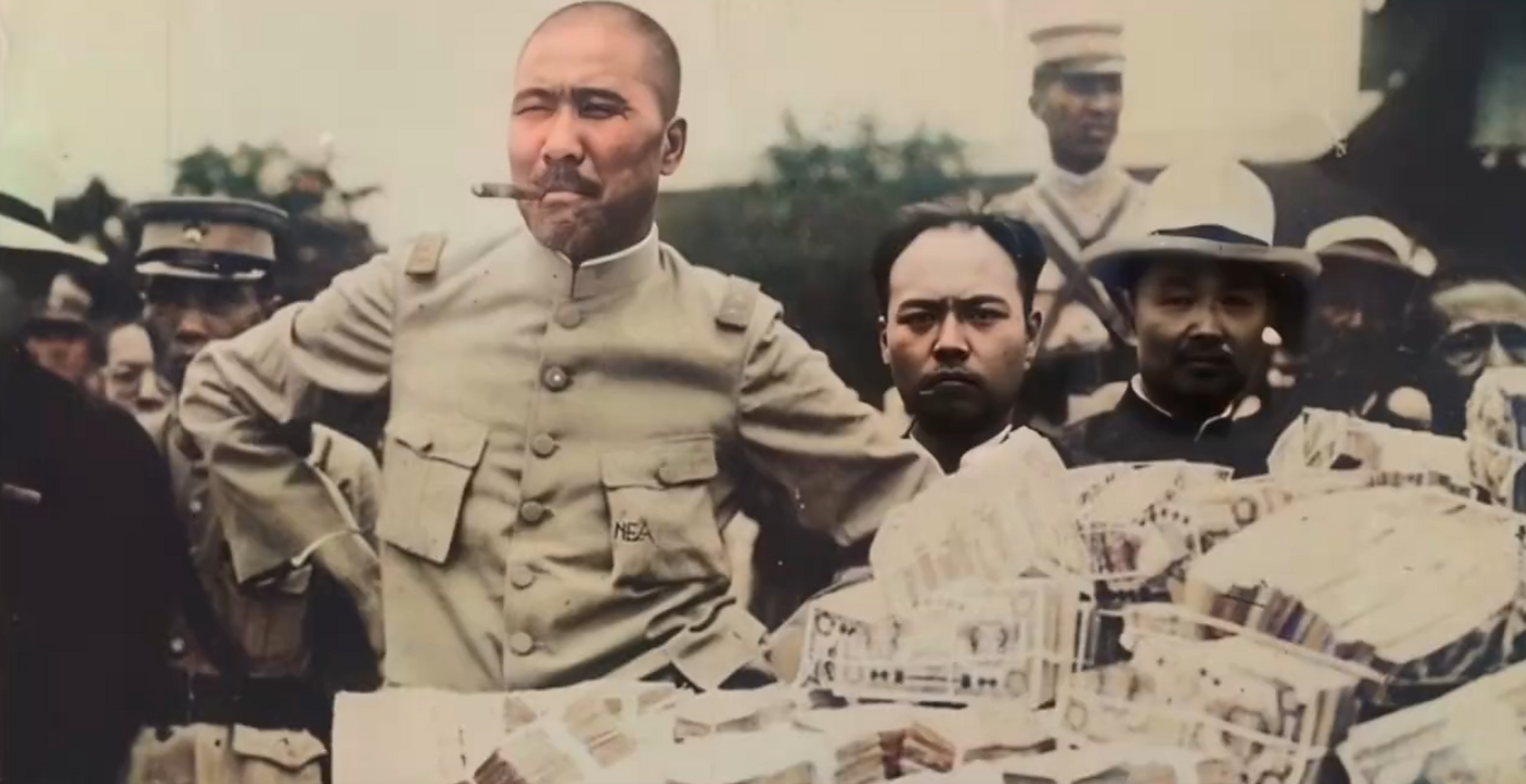 张宗昌嘴上含着烟发军响时的一幕,照片中的他匪气十足,他长得高大强壮