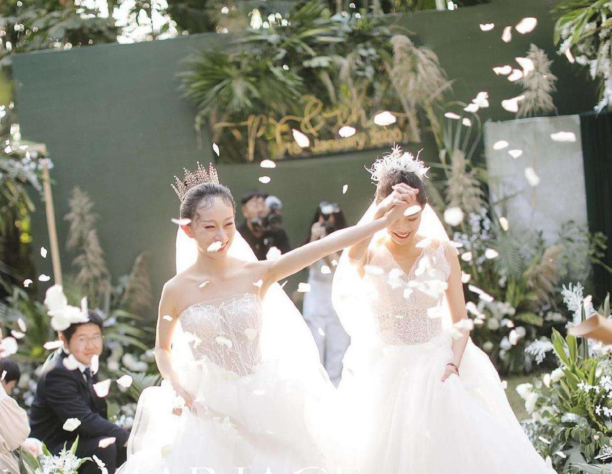 杨丽萍徒弟水月,两个女人的婚礼,符合爱情定义,却违背道德观念