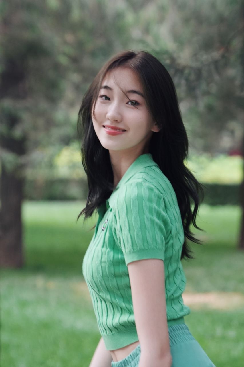 元气美少女何芸希清新生活照