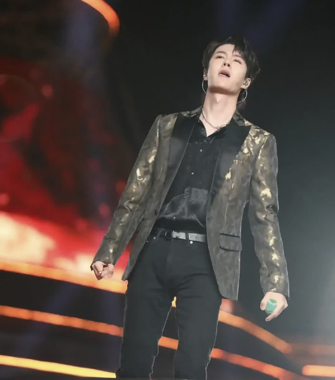 你说你们盯哪儿呢?[捂脸][捂脸]孩子现在紧身裤都不敢穿了～#王一博