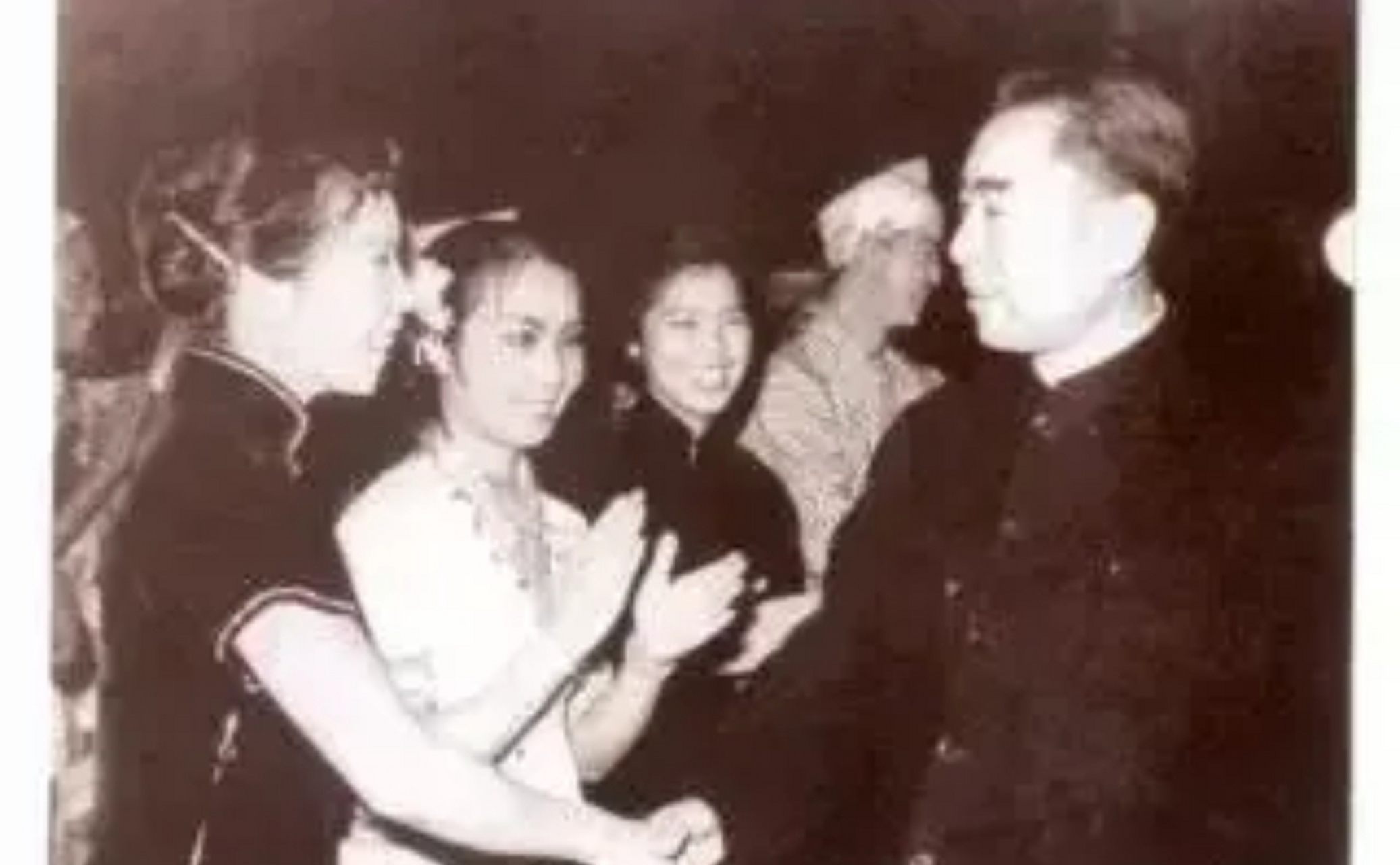 周总理和著名歌唱家刘淑芳握手,总理嘱咐她"每到一个地方,便学习当地