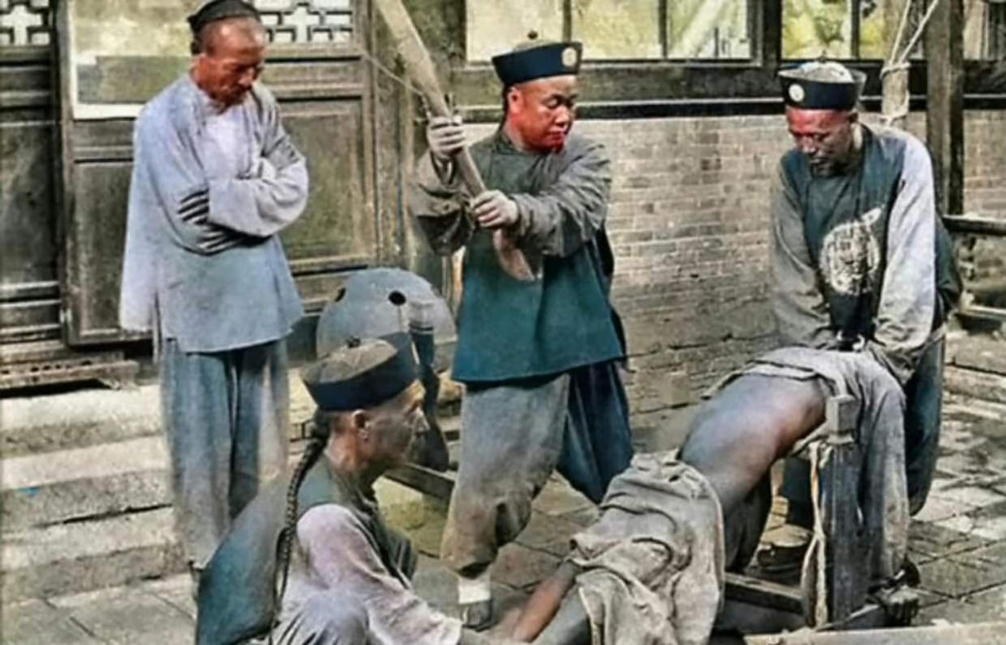 老照片,清末的打板子,也叫"杖刑",我们没有保留这种不人道的刑法,听说