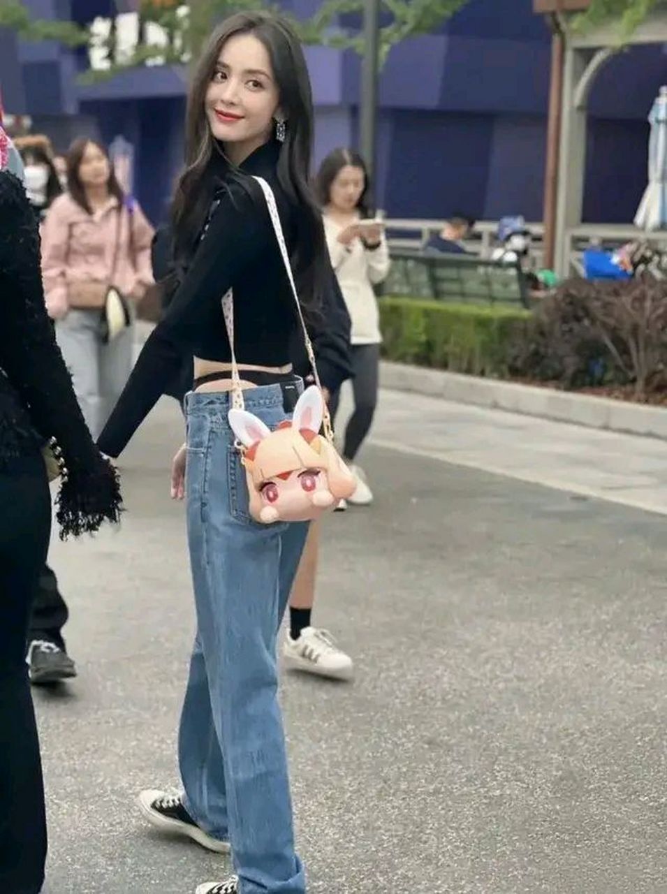 古力娜扎穿比基尼牛仔裤惹争议,网友吐槽太过前卫,本人霸气回应.