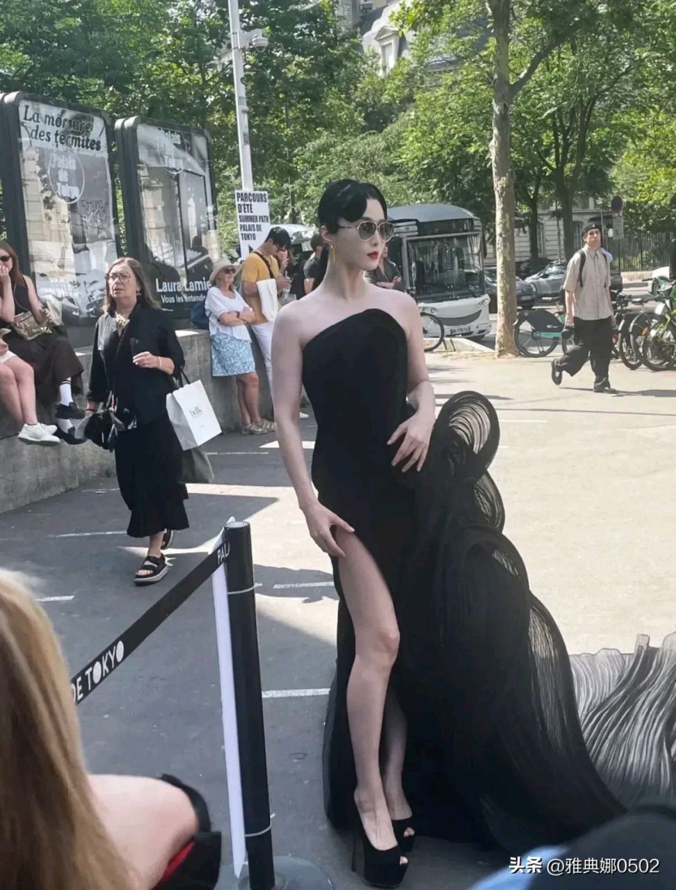 范冰冰icon巴黎街头生图,终于知道她为啥不放弃驴蹄鞋,因为她腿不够长