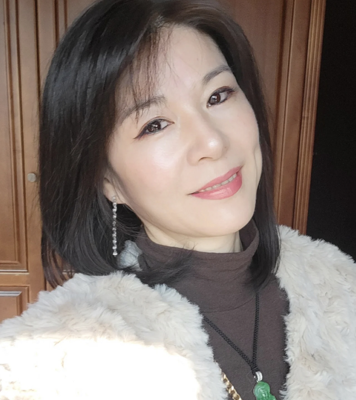 50岁女人如何"有效护肤"?别再跟着年轻人"抹脸",难怪效果差