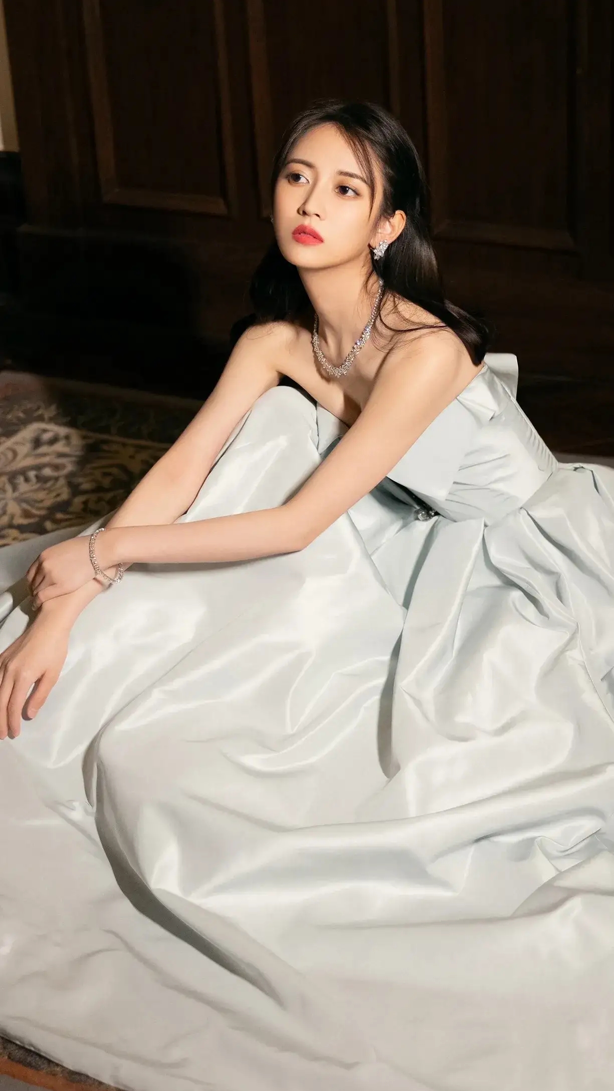 陈钰琪白色抹胸长裙的穿搭显得优雅漂亮好看