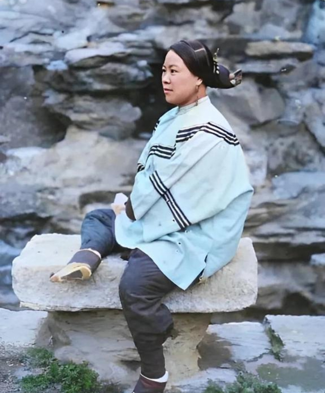 我国古代,妇女有裹足的陋习,到了晚清时期仍然很盛行,尽管慈禧太后三