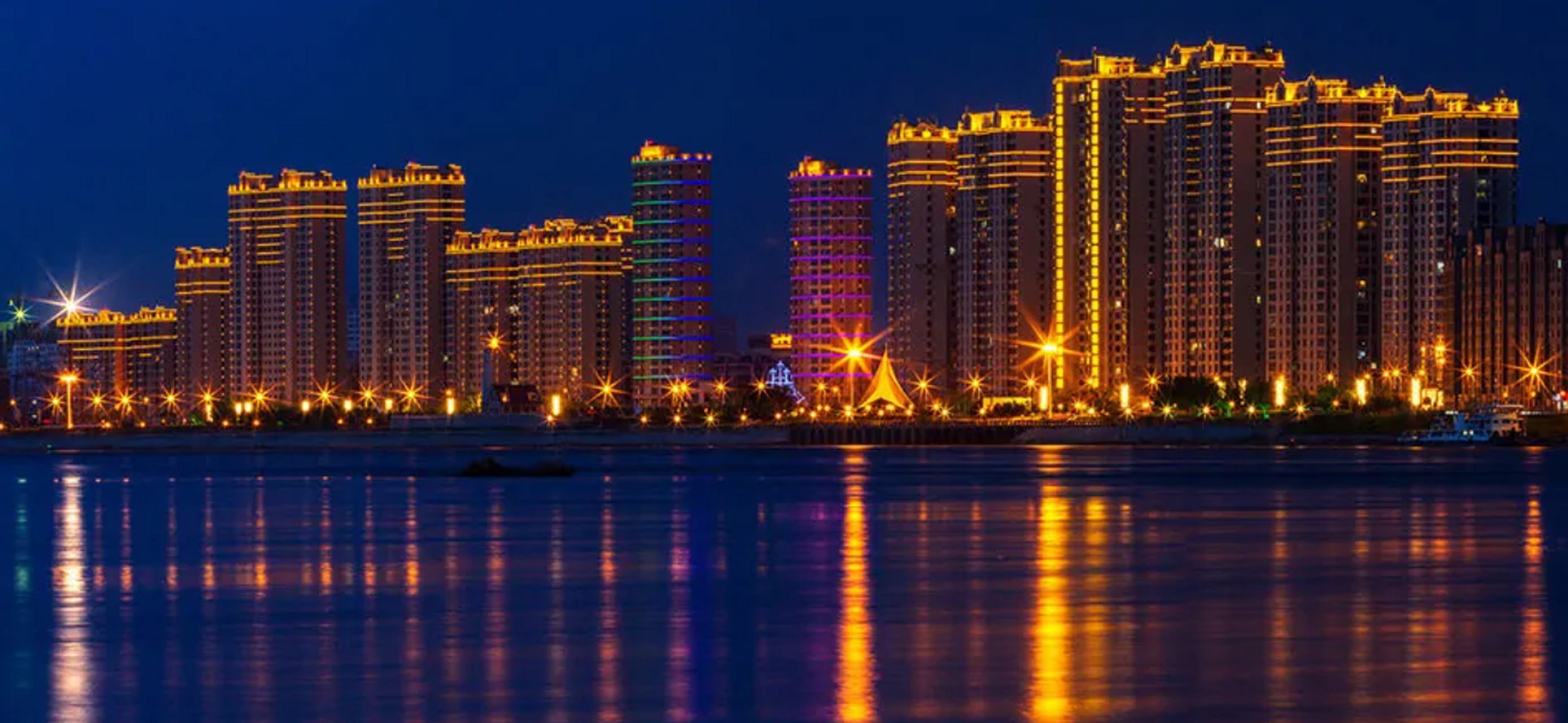 佳木斯市位于中国最东端,三江平原腹地,是黑龙江省辖地级市,最早迎接