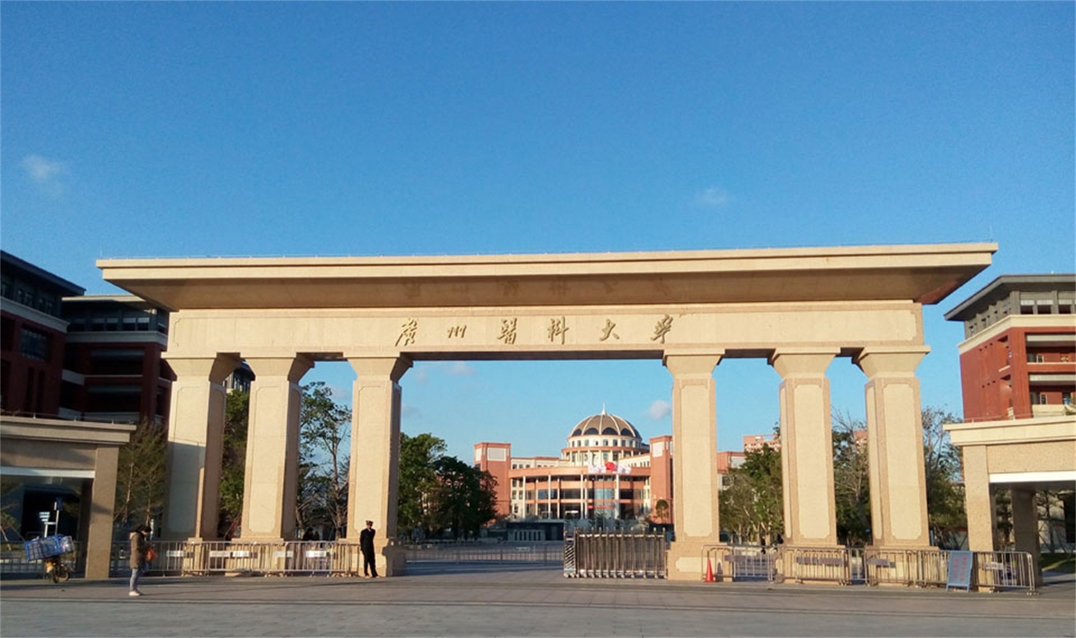 广州医科大学出名是不是因为钟南山院士坐镇有关呀!