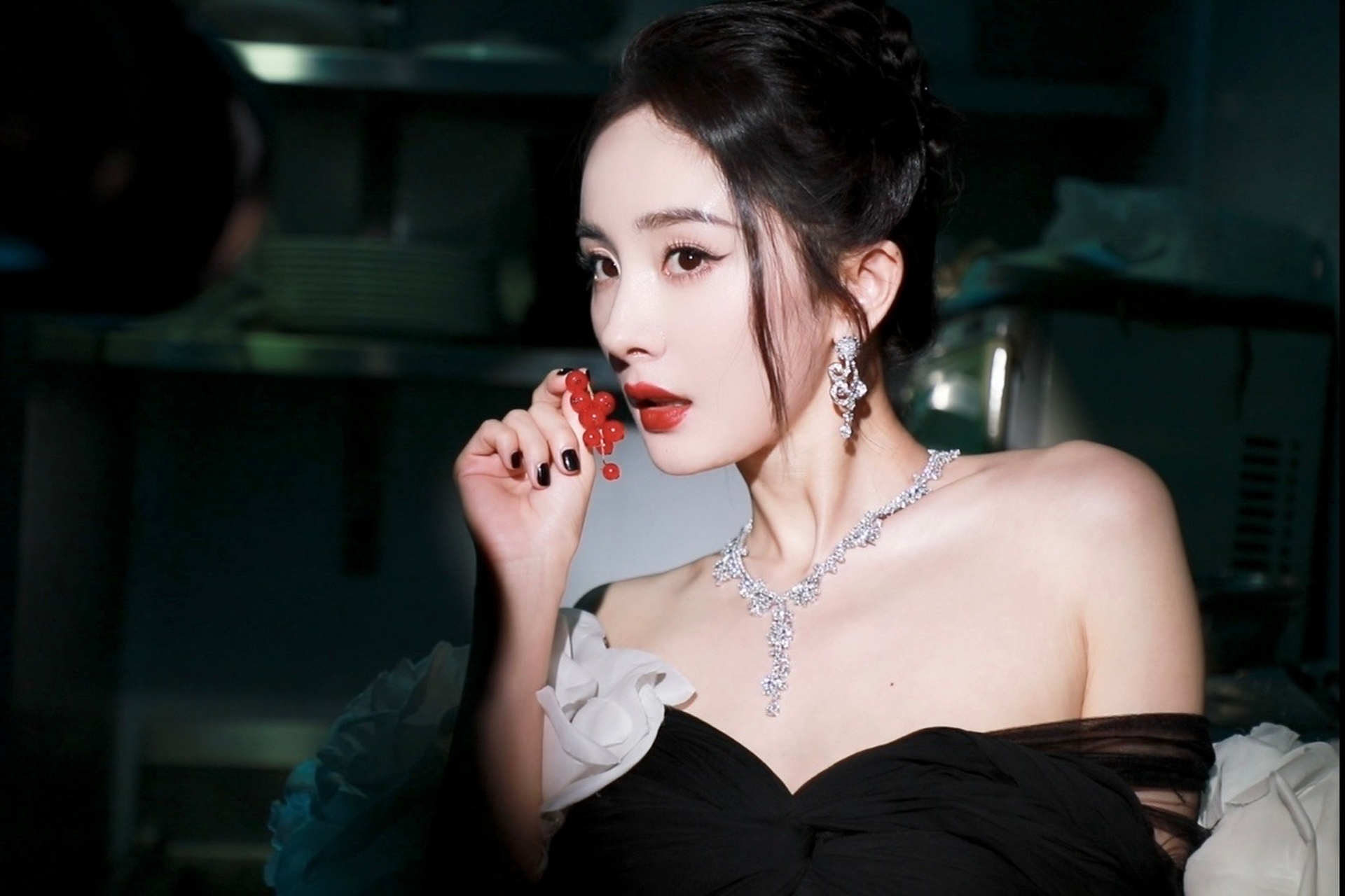 杨幂的五官非常的精致,她的容貌是极明艳的,用灼若芙蕖这个四字成语