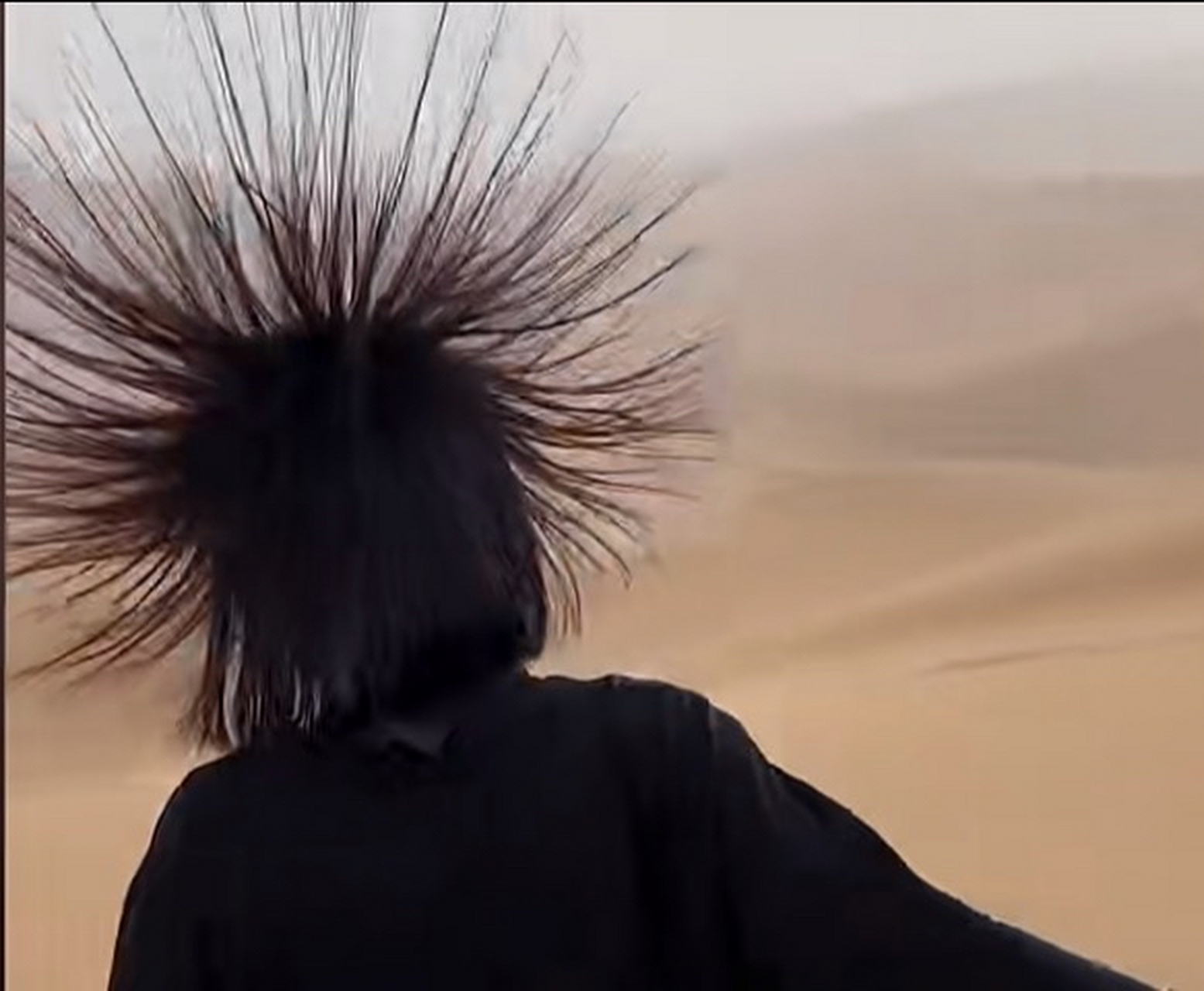 吐鲁番多名游客在游玩时头发突然竖立形似刺猬,专家说这是要遭雷劈的