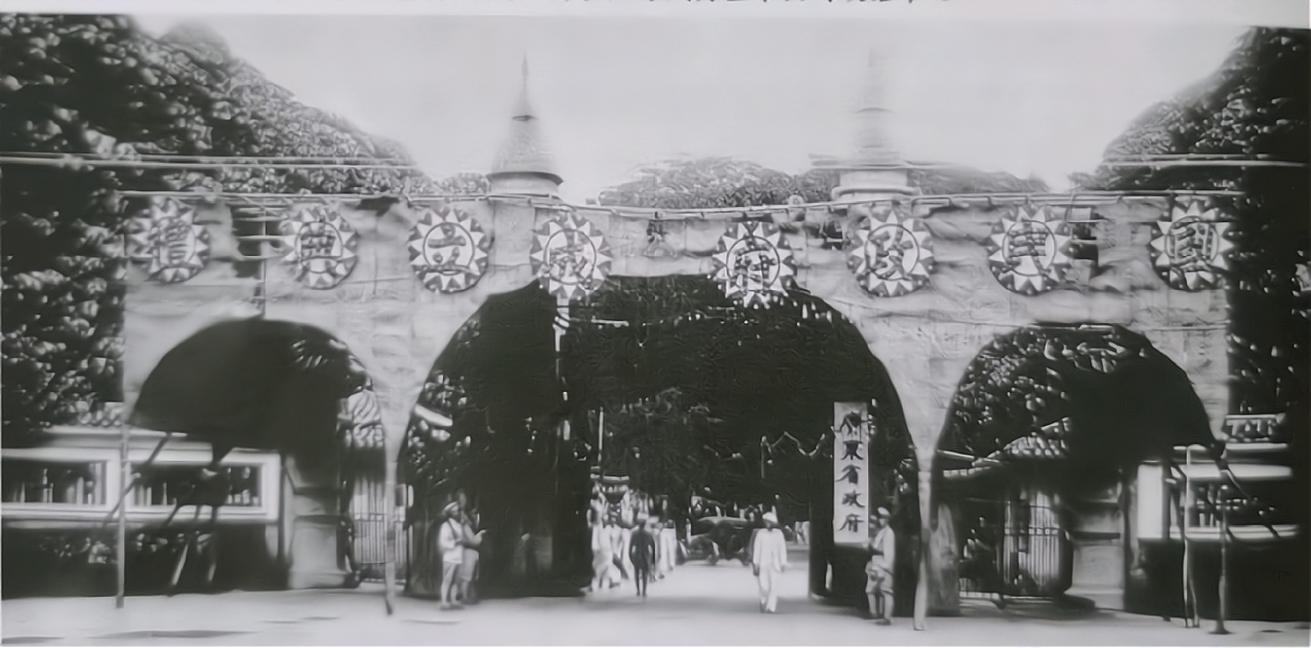 广州国民政府采用委员制,汪精卫,胡汉民,廖仲恺等16任委员.