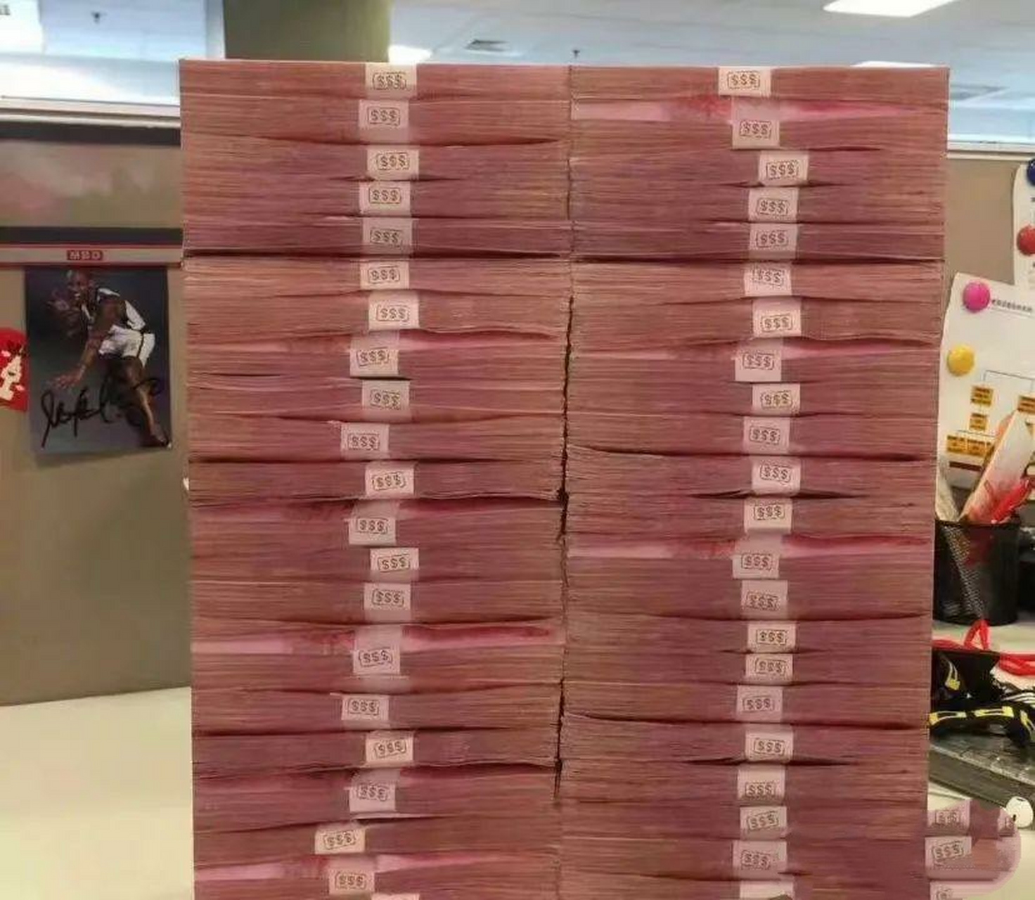 差点以为是两摞钱909090  #搞笑# #趣图搞笑# #逗你玩呢